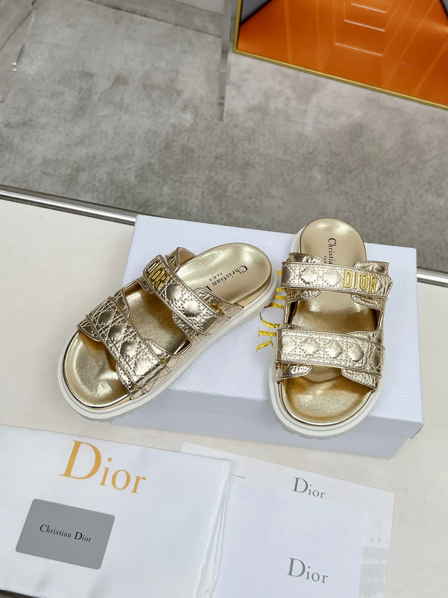 👟👟Ex-factory price 500👟👟Dior👏👏new classic style. 🔥Purchasing-level qualityThe most popular thick-soled sandals in foreign counters. Upper➕Inside: original customized material, original mold opening of sole 1.1 (lightweight, code number 35-40 (41/42 can be customized)